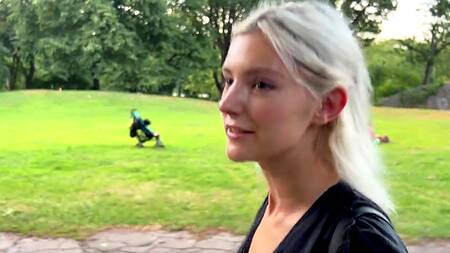 Распутная Eva Elfie берет толстый американский хуй в рот на улице, а дома горяче ебется