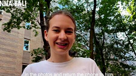 Стройняшка поблагодарила за найденный телефон позволив выебать нежную киску