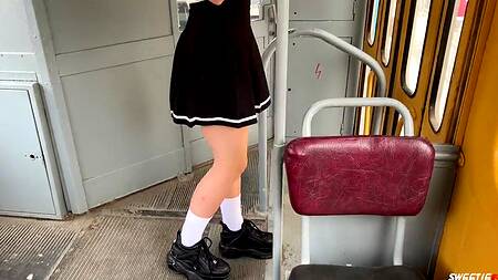 Фигуристая телочка дает глубоко трахнуть себя в горло, а следом отжарить в киску раком с кляпом во рту