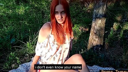 Лесник присунул рыженькой туристке в лесу, которая возбуждается от волнения и хочет кончить