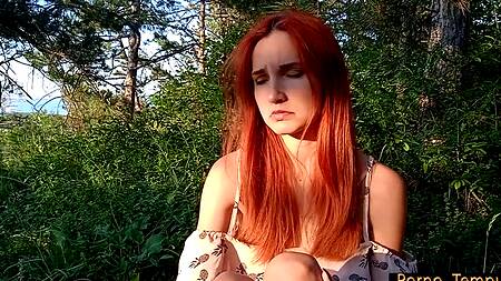 Лесник присунул рыженькой туристке в лесу, которая возбуждается от волнения и хочет кончить