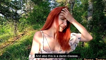 Лесник присунул рыженькой туристке в лесу, которая возбуждается от волнения и хочет кончить
