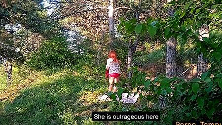 Лесник присунул рыженькой туристке в лесу, которая возбуждается от волнения и хочет кончить