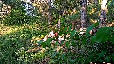 Лесник присунул рыженькой туристке в лесу, которая возбуждается от волнения и хочет кончить