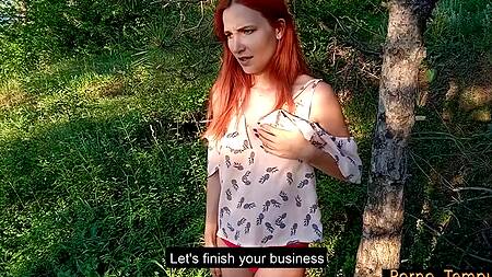 Лесник присунул рыженькой туристке в лесу, которая возбуждается от волнения и хочет кончить