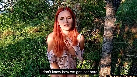 Лесник присунул рыженькой туристке в лесу, которая возбуждается от волнения и хочет кончить