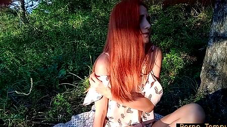 Лесник присунул рыженькой туристке в лесу, которая возбуждается от волнения и хочет кончить