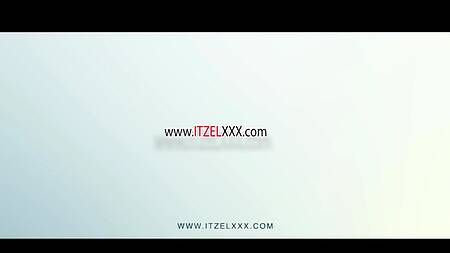 Ебет в анал круглозадого транса под контролем загорелой подружки, которая ждет сперму в рот