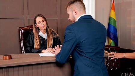 Молоденькая блондинка транс отжарила сисястую судью во время заседания