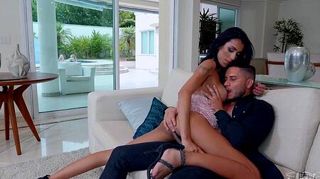 Чпокнул в очко сексуального транса, а сисястой блондинке засадил в пизду