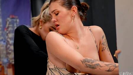 Трансы решают проблемы на границе жаркой анальной поркой и глубоким отсосом