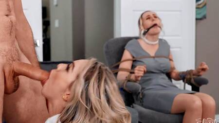 Член женатого мужчины в тугой попке транса горничной, которого выебали на глазах у жены