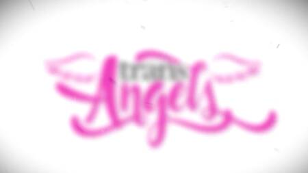 Невеста транс не прочь выебать волосатую пизду толстушки во время примерки платья