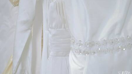 Невеста транс не прочь выебать волосатую пизду толстушки во время примерки платья