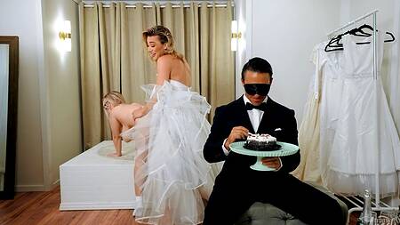 Невеста транс не прочь выебать волосатую пизду толстушки во время примерки платья