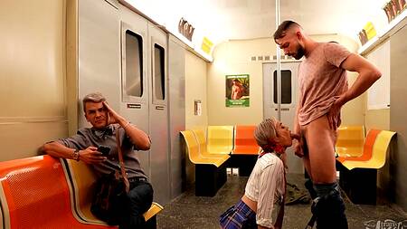 Развратная сучка транс по очереди ебется в анал с незнакомым парнем в метро