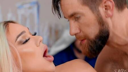 Блондинка транс настолько хороша, что даже мужик готов ей отсосать, а после трахнуть в жопу