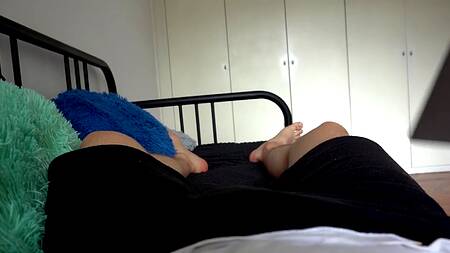 Красотка взяла в рот толстый хуй, не дав бойфренду подрочить на порнушку в одиночестве