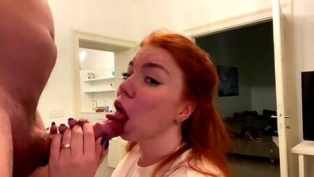 Жестко вогнал огромный хуй в рот и горло рыженькой русской девушки