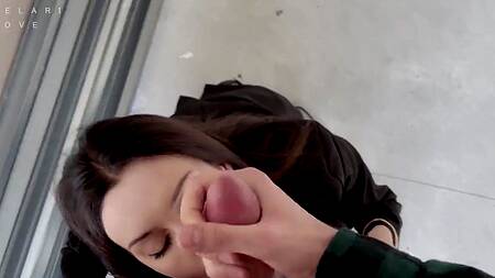 Дал рассрочку красивой брюнетке с силиконовыми сиськами после глубокого минета с камшотом на лицо