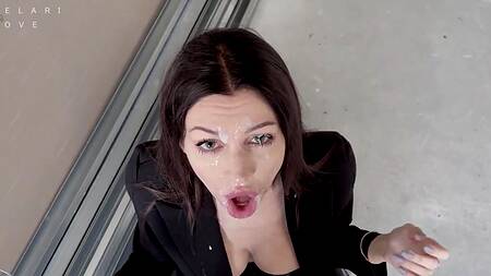 Дал рассрочку красивой брюнетке с силиконовыми сиськами после глубокого минета с камшотом на лицо