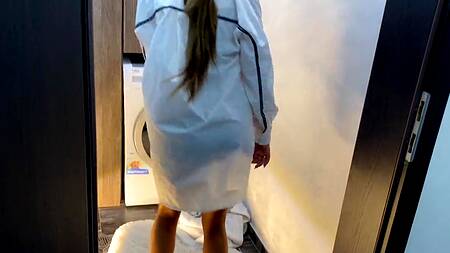 Застрявшая в машинке загорелая малышка ощутила толстый хуй в жопе