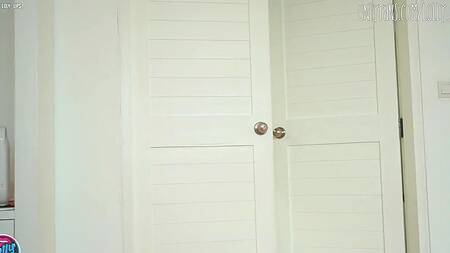 Голая Loly Lips раздвинула ноги и дрочит бритую киску напрашиваясь быть выебанной