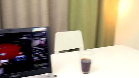 Юная сучка ради ноутбука отлично сосет и получает мощный кремпай в киску