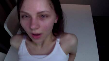 Юная сучка ради ноутбука отлично сосет и получает мощный кремпай в киску