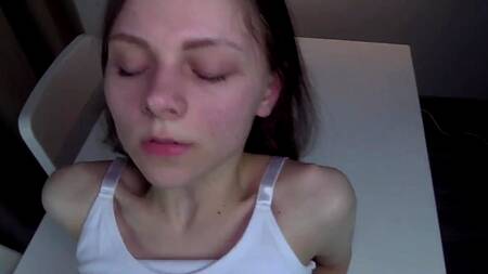 Юная сучка ради ноутбука отлично сосет и получает мощный кремпай в киску