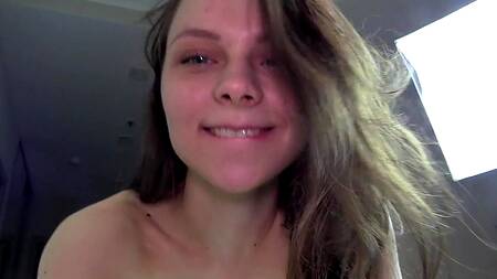 Юная сучка ради ноутбука отлично сосет и получает мощный кремпай в киску