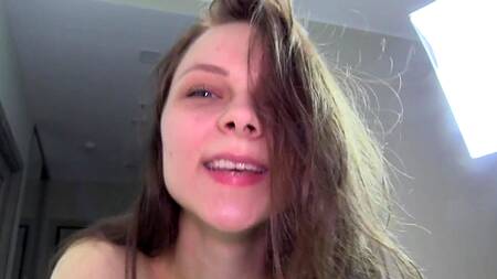 Юная сучка ради ноутбука отлично сосет и получает мощный кремпай в киску