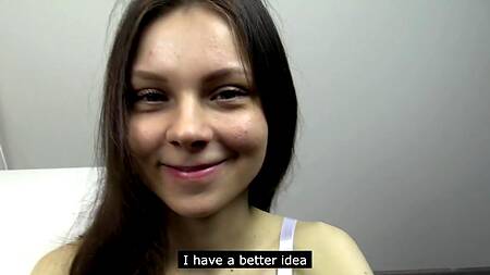 Юная сучка ради ноутбука отлично сосет и получает мощный кремпай в киску