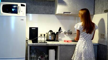 По полной оттрахал русскую красавицу и даже кончил в рот за помощь с арендой квартиры