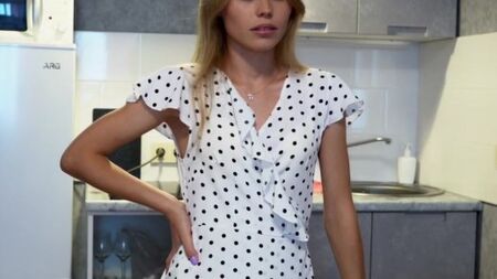 По полной оттрахал русскую красавицу и даже кончил в рот за помощь с арендой квартиры