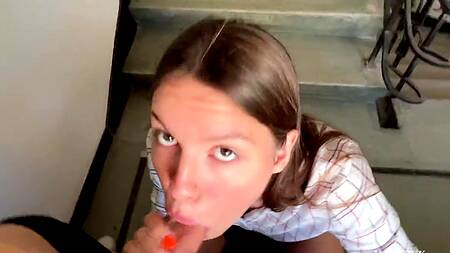 Молодая сучка решила пососать большой хуй в подъезде и получить камшот на лицо