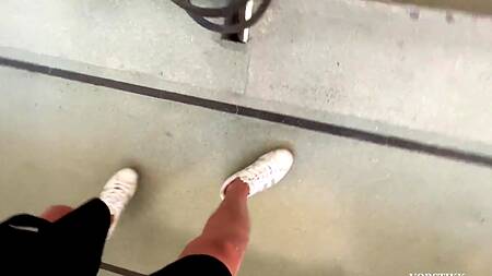 Молодая сучка решила пососать большой хуй в подъезде и получить камшот на лицо