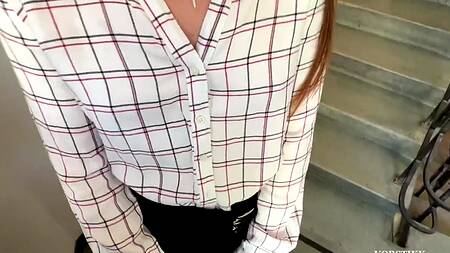 Молодая сучка решила пососать большой хуй в подъезде и получить камшот на лицо