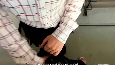 Молодая сучка решила пососать большой хуй в подъезде и получить камшот на лицо