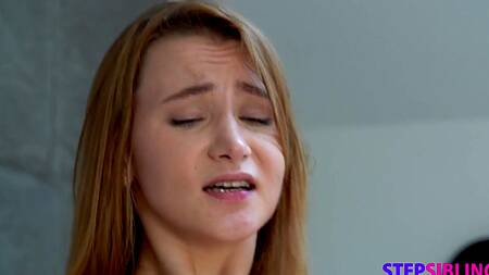 Жадной и глубок выебал сводную сестричку, которая раком ждала бойфренда