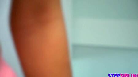 Жадной и глубок выебал сводную сестричку, которая раком ждала бойфренда