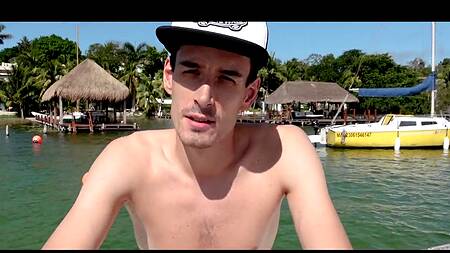 Слишком большой член для тугой киски миниатюрной азиатки, которая очень хочет секса