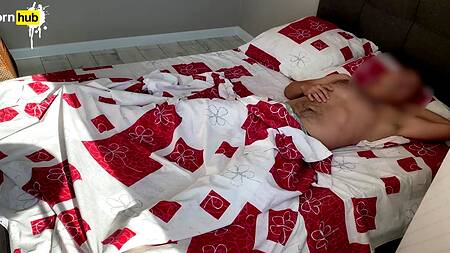 Похотливую мамку заинтересовал большой член сына и он ее все же оттрахал