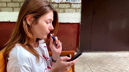 Худенькую украинку за деньги выебал в подъезде пикапер, хотя хотел увидеть ее жопу