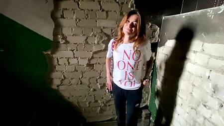 Худенькую украинку за деньги выебал в подъезде пикапер, хотя хотел увидеть ее жопу