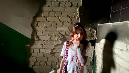 Худенькую украинку за деньги выебал в подъезде пикапер, хотя хотел увидеть ее жопу