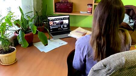 Папаша наказал дочку за двойку глубоко трахнув ее рот, а следом и тугую пизду