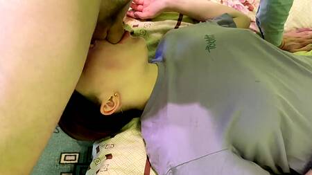 Папаша наказал дочку за двойку глубоко трахнув ее рот, а следом и тугую пизду