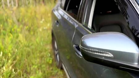 Залили спермой молодую русскую шлюшку, которую в два хуя выебали в лесу