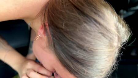 Залили спермой молодую русскую шлюшку, которую в два хуя выебали в лесу